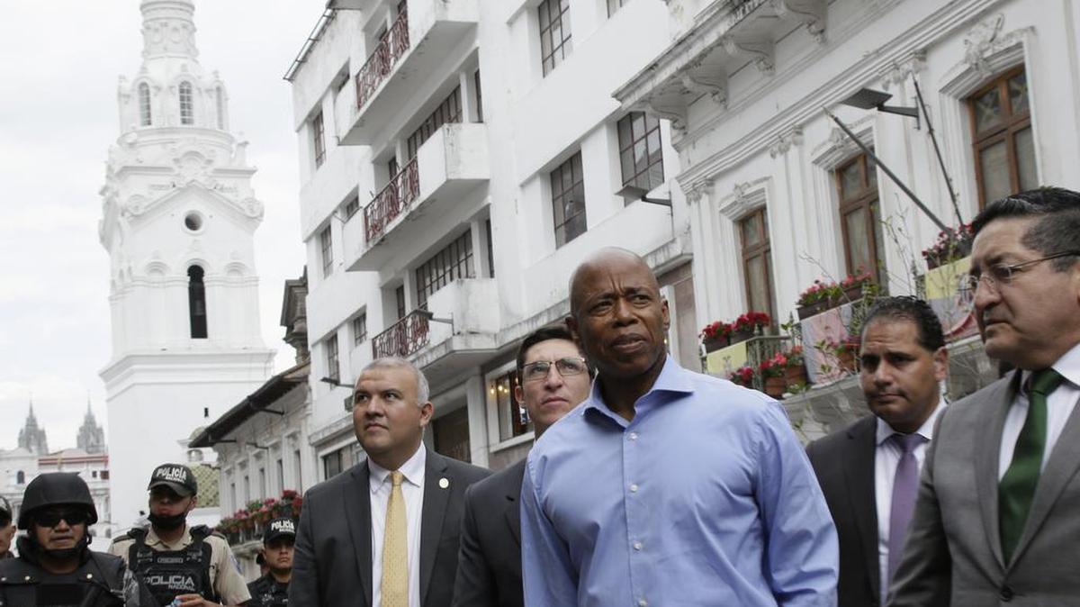El alcalde de la ciudad de Nueva York, Eric Adams, recorre el centro de Quito después de una reunión con líderes sobre migración en Quito, Ecuador, el viernes 6 de octubre de 2023.