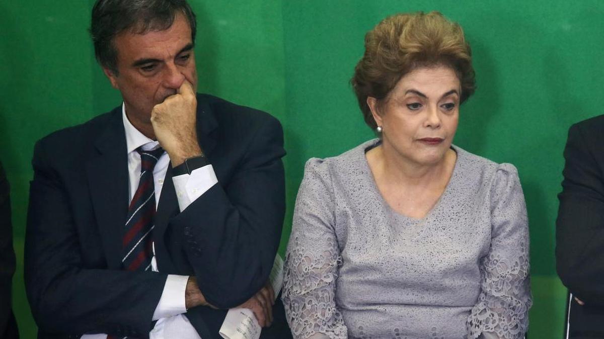 El presidente de Brasil, Dilma Rousseff (der.) y el fiscal general, José Eduardo Cardozo asisten a una reunión con los partidarios de la comunidad jurídica en el palacio presidencial de Planalto el 22 de marzo de 2016 Brasilia, Brasil.