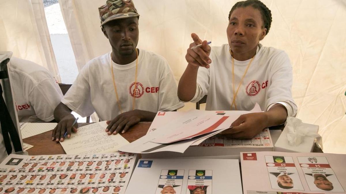Jurados de mesa dan instrucciones a votantes el domingo en Puerto Príncipe, Haití, país que celebró la segunda vuelta de las elecciones legislativas, la primera de las presidenciales y los comicios municipales.