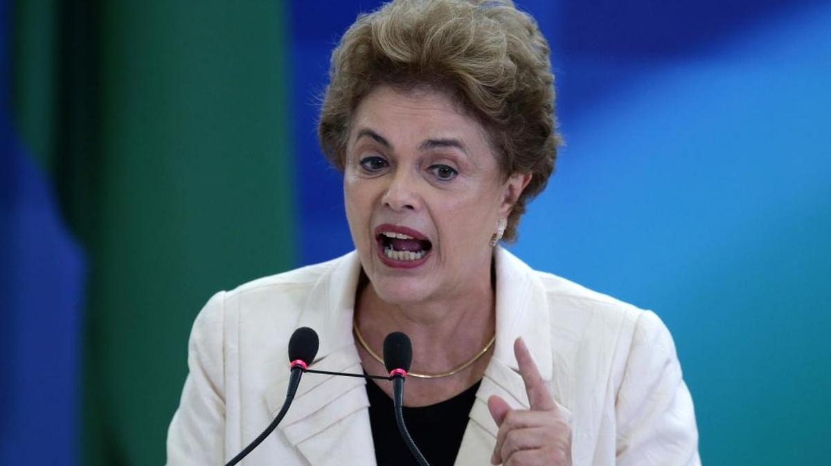 La presidenta de Brasil, Dilma Rousseff, habla el jueves durante la ceremonia en la que fue juramentado el ex gobernante Luiz Inácio Lula da Silva, como jefe del Gabinete, en Brasilia.
