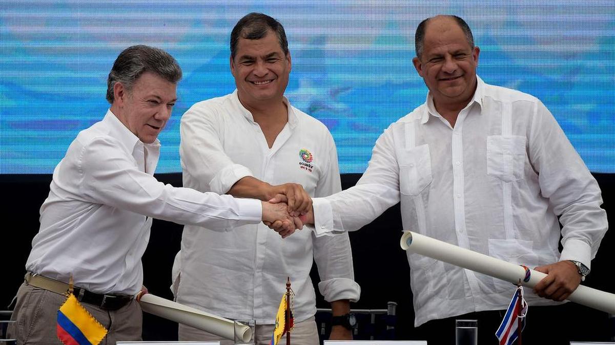 Presidente de Colombia Juan Manuel SAntos, Rafael Correa de Ecuador y Luis Guillermo Solis de Costa Rica durante la firma del acuerto que finalmente delimita los bordes marítimos entre Ecuador y Costa Rica, países que comparten frotnera con Colombia, el 9 de septiembre de 2016.