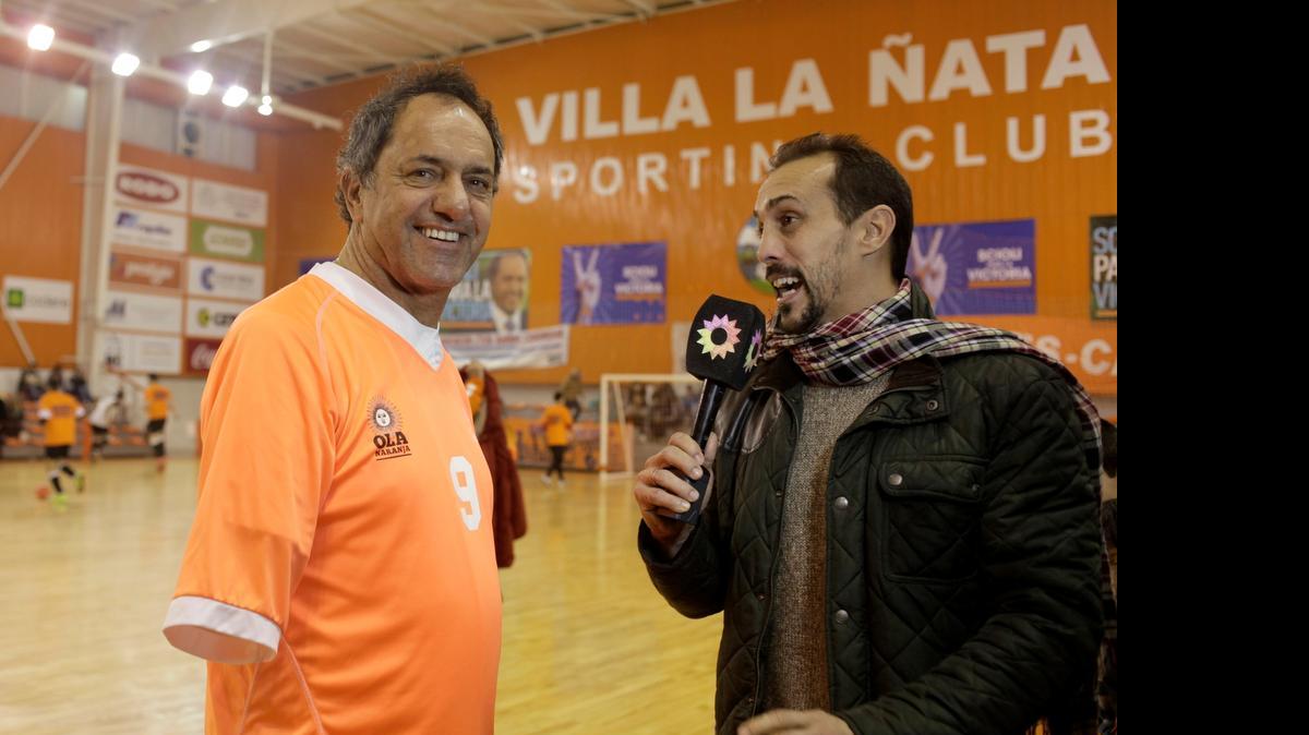 
El candidato argentino a la Presidencia de su país, Daniel Scioli, es entrevistado durante un juego de fútbol a mediados de julio, en Buenos Aires.
