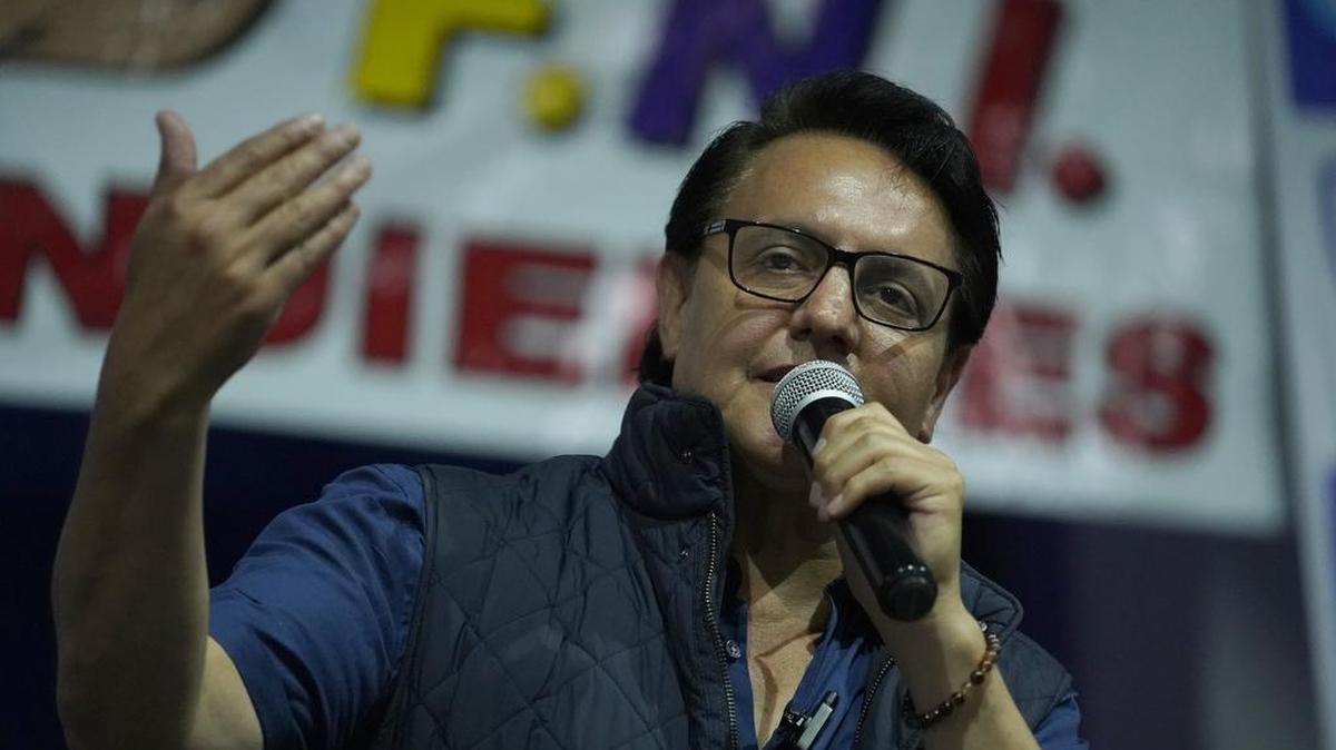 El candidato presidencial Fernando Villavicencio habla durante un evento de campaña en una escuela minutos antes de ser asesinado a tiros afuera de la misma escuela en Quito, Ecuador, el miércoles 9 de agosto de 2023.