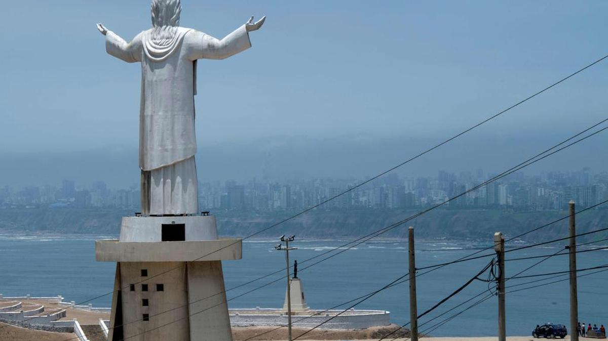 Vista de la estatua "Cristo del Pacífico" sobre una colina en Lima, el 7 de febrero de 2017. La estatua que emula el Cristo de Corcovado de Río de Janeiro y mide 37 metros de alto fue donada por el constructor brasileño Odebrecht a Perú en 2011.