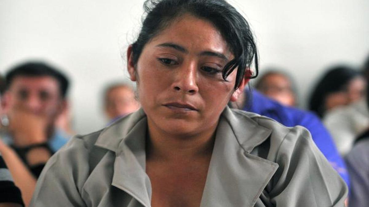
Maribel Agustín, la madre de Keneth López, de 4 años, sostiene una fotografía del menor en el 2011, que fue secuestrado y golpeado hasta que murió en el 2009.
