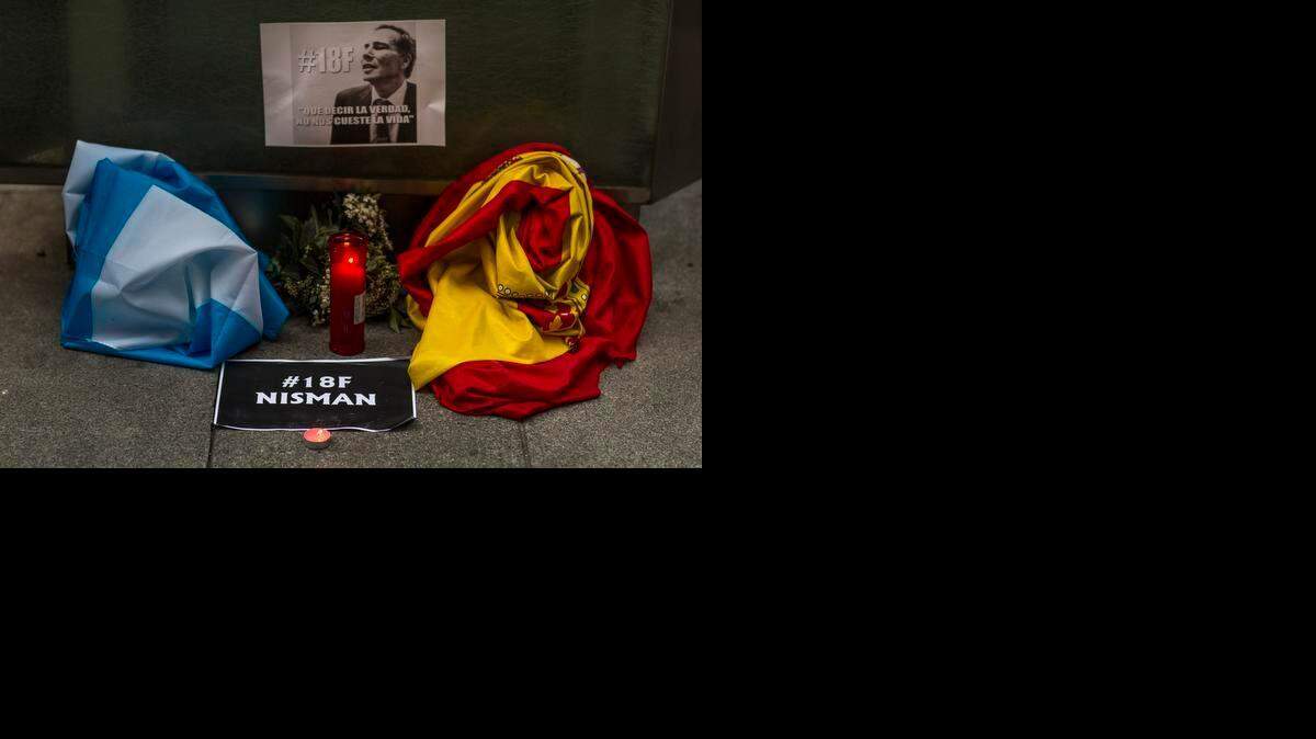 
Un altar en honor al fallecido fiscal argentino, Alberto Nisman, frente a la embajada de Argentina en Madrid, España, en febrero pasado.

