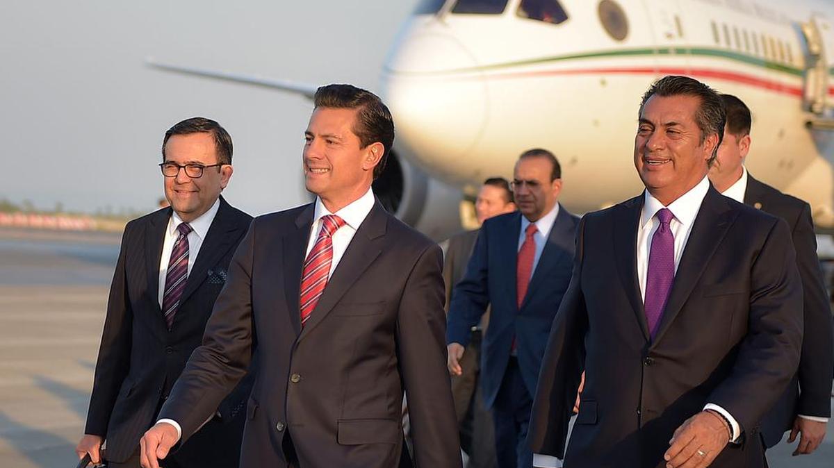 Fotografía cedida por la Presidencia de México, con fecha del 28 de febrero de 2017, muestra al presidente de México Enrique Peña Nieto (c), acompañado por su secretario de Economía, Ildefonso Guajardo (i), y el gobernador de Nuevo León, Jaime Rodriguez Calderón (d), a su llegada a la ciudad de Monterrey, en el estado de Nuevo León (México) para una reunión con empresarios de la región.