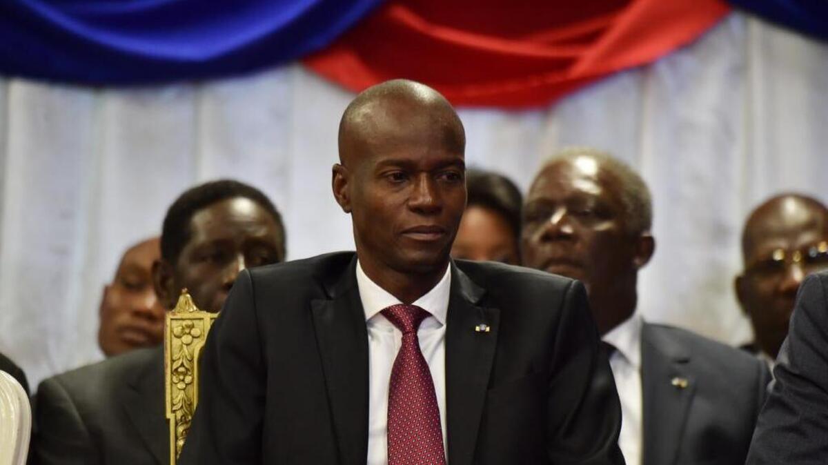 El presidente haitiano, Jovenel Moise, observa después de dictar un decreto que nombra a Jack Guy Lafontant como primer ministro de Haití, durante una ceremonia en el Palacio Nacional de Puerto Príncipe el 21 de marzo de 2017.