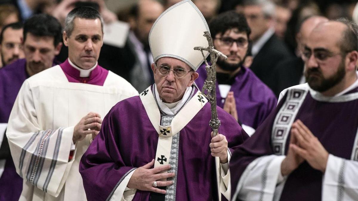 El papa Francisco (c) celebra la misa del Miércoles de Ceniza en la basílica de San Pedro en la Ciudad del Vaticano, hoy 10 de febrero de 2016.