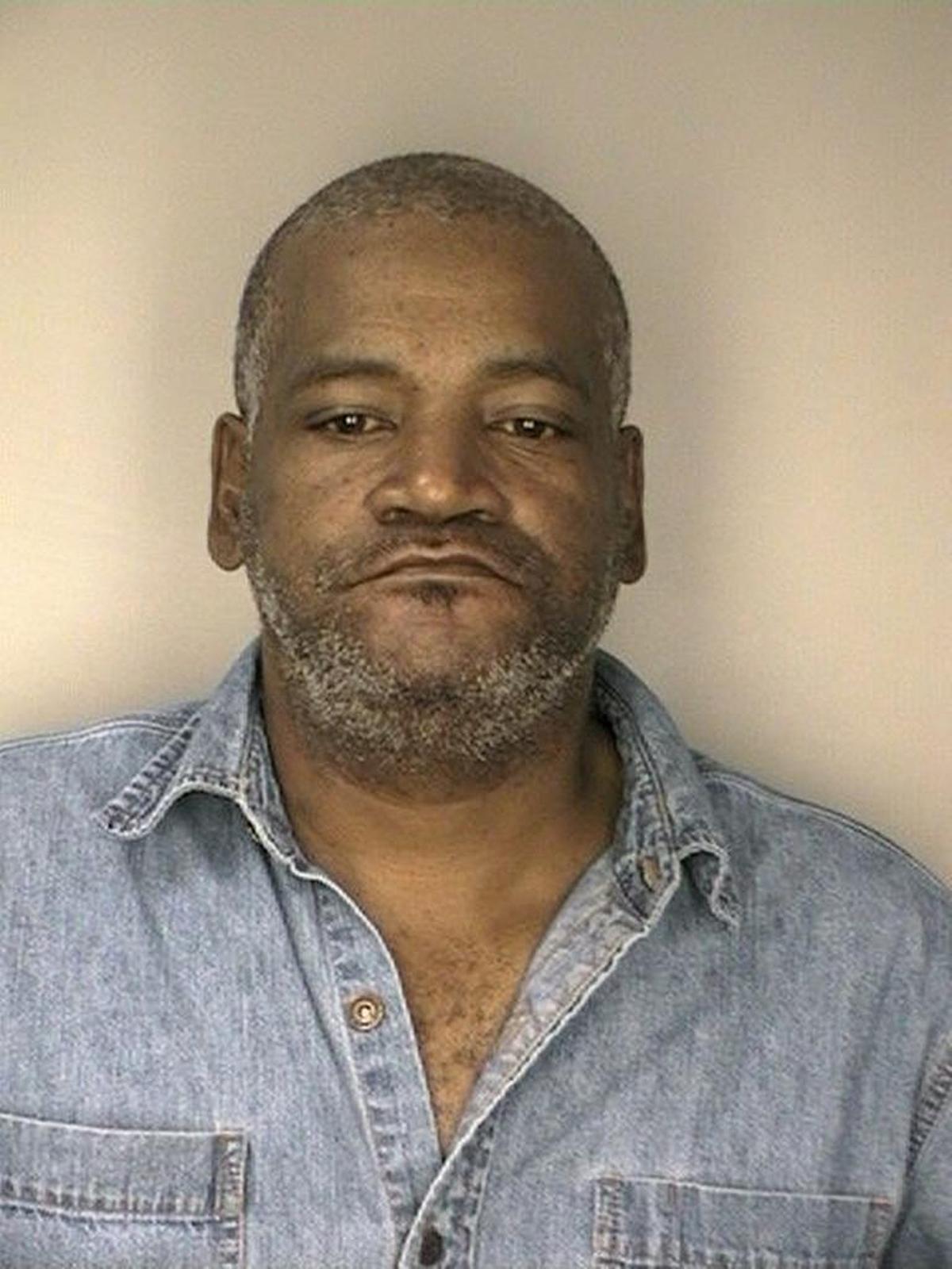 Fotografía cedida por la oficina del comisario del condado Hillsborough donde se ve la foto de registro de 2004 de James Bradley Jr. quién fue registrado en un caso de felonía en Florida en 2004. El conductor de camión, James Bradley Jr., fue acusado con cargos federales por la muerte de 10 inmigrantes en San Antonio (Texas) el lunes 24 de julio de 2017. Bradley transportaba ilegalmente más de 100 personas en el vagón de tracto camión sin ventilación.