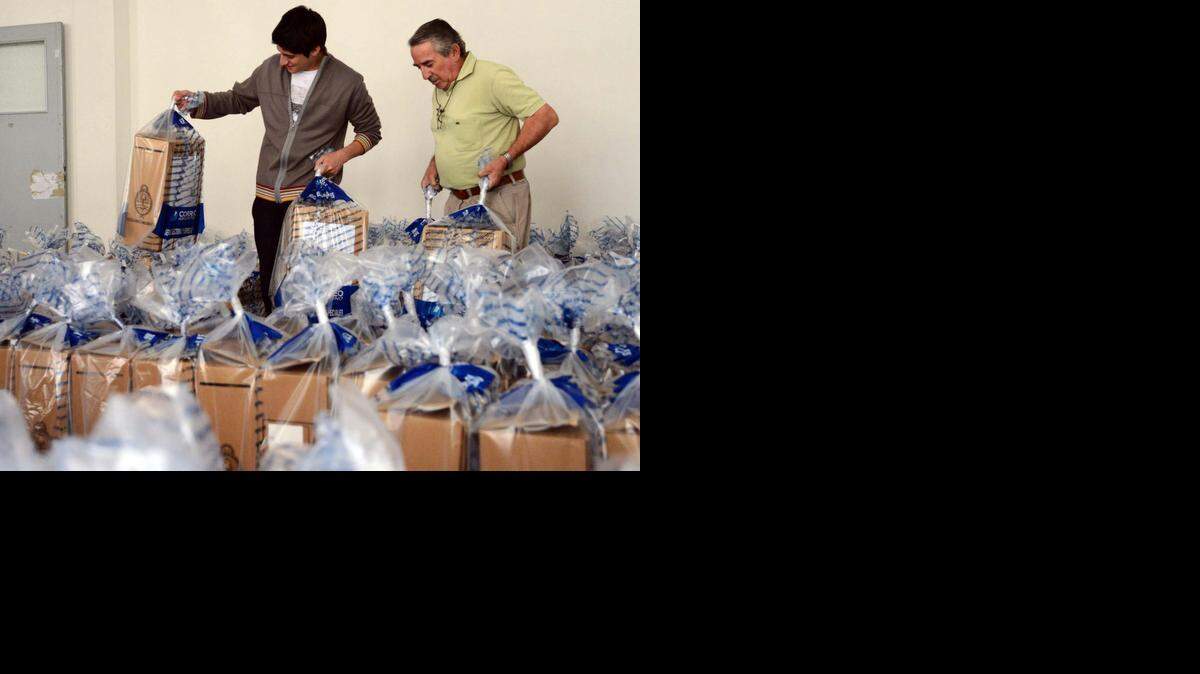 
Dos hombres organizan material electoral en el 2013, en una escuela de la localidad de Neuquén, Argentina. 
