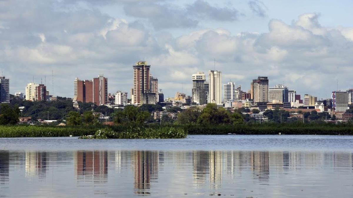 Vista general de un vecindario de Asunción inundado, tras las copiosas lluvias que han caído en Paraguay.