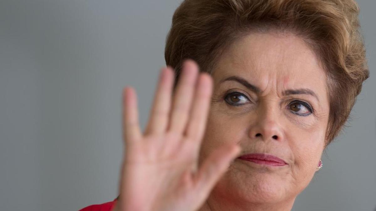 
La mayor amenaza que enfrenta la presidenta de Brasil, Dilma Rousseff, es una investigación basada en documentos del Tribunal de Cuentas que busca determinar si el gobierno utilizó recursos de la banca pública para pagar programas sociales.
