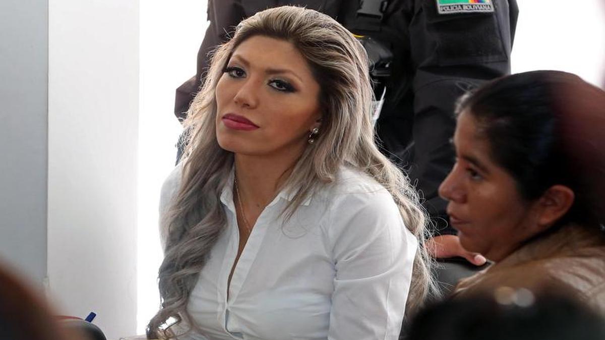 Gabriela Zapata, expareja del presidente Evo Morales, asiste a una audiencia del juicio oral que enfrenta por presuntos delitos de legitimación de ganancias ilícitas, falsedad ideológica, uso de instrumento falsificado, contribuciones y ventajas ilegítimas y uso indebido de bienes y servicios públicos, el lunes 22 de mayo de 2017, en La Paz (Bolivia).
