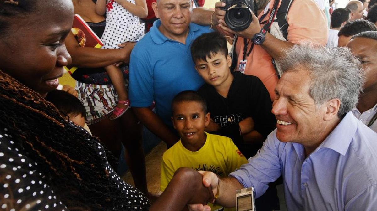 
Luis Almagro, secretario general de la OEA, durante su visita a uno de los refugios con colombianos deportados por el gobierno venezolano, el 5 de septiembre en Cúcuta, Colombia.

