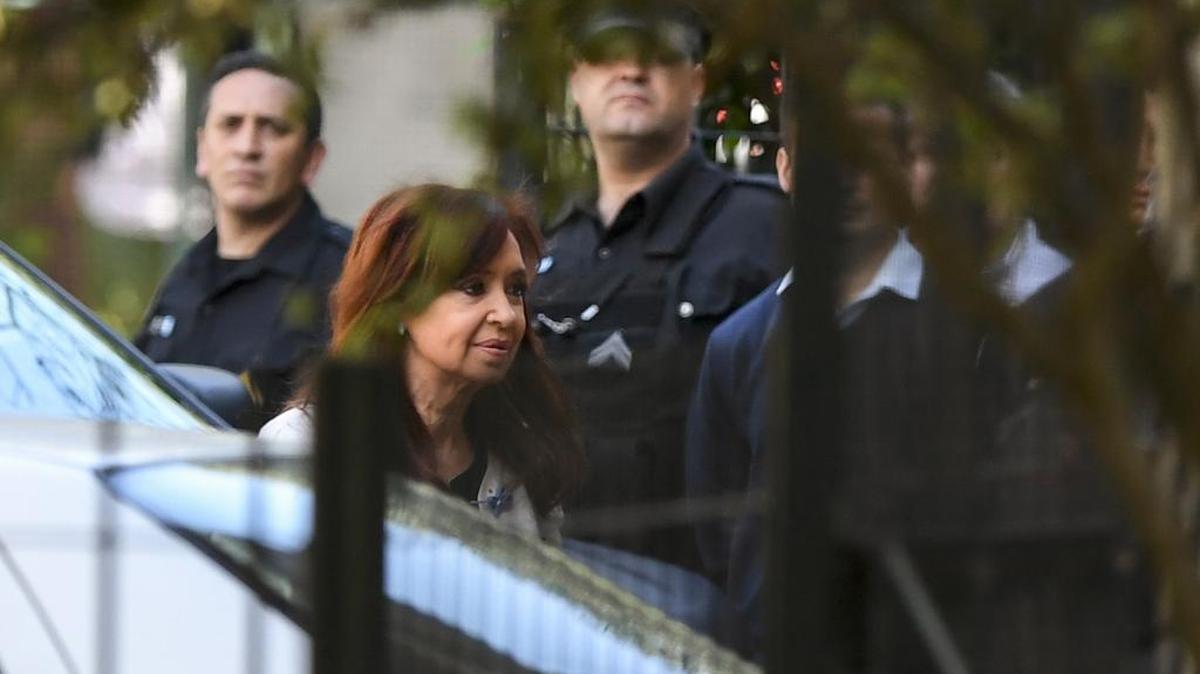 La ex presidenta y senadora electa argentina Cristina Fernández de Kirchner llega a la corte en Buenos Aires el 26 de octubre de 2017.