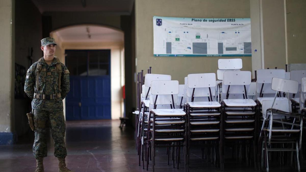 Militares de las Fuerzas Armadas de Chile se tomaron el control de los locales de votación en todo el país el viernes 21 de octubre de 2016, de los que 696 corresponden a la región de Santiago de Chile (Chile).