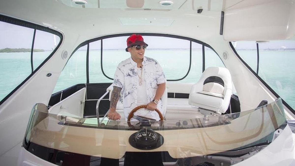 Daddy Yankee alquila para pasear un yate de 100 pies en la marina Puerto del Rey, de Fajardo, que cuesta $30,000 semanales.