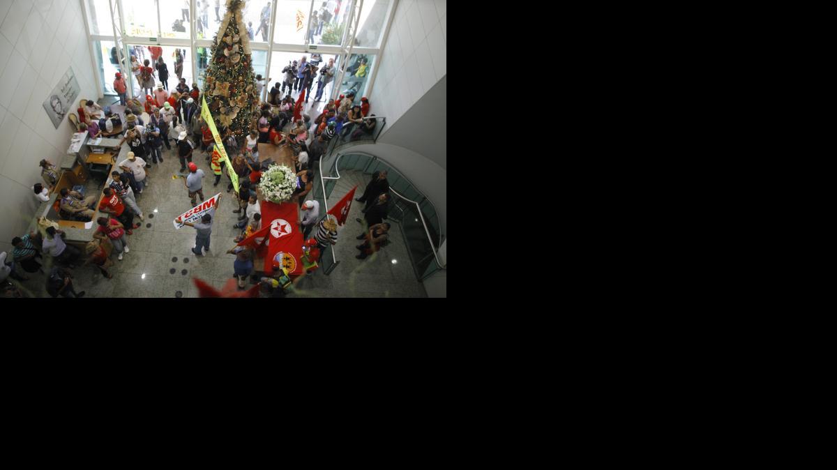 
Activistas de movimientos campesinos protestan el lunes en la sede de la Confederación Nacional de Agricultura en Brasilia, frente al posible nombramiento de la polémica senadora Katia Abreu como ministra de Agricultura. 
