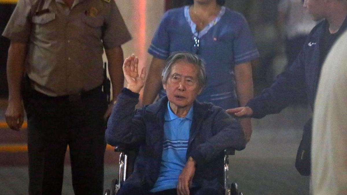 El ex presidente peruano Alberto Fujimori (1990-2000) acompañado de su hijo, Kenji (d), abandona el 4 de enero del 2018, la clínica Centenario de Lima en la que estuvo internado desde hace 12 días, tras haber sido indultado por el mandatario, Pedro Pablo Kuczynski.