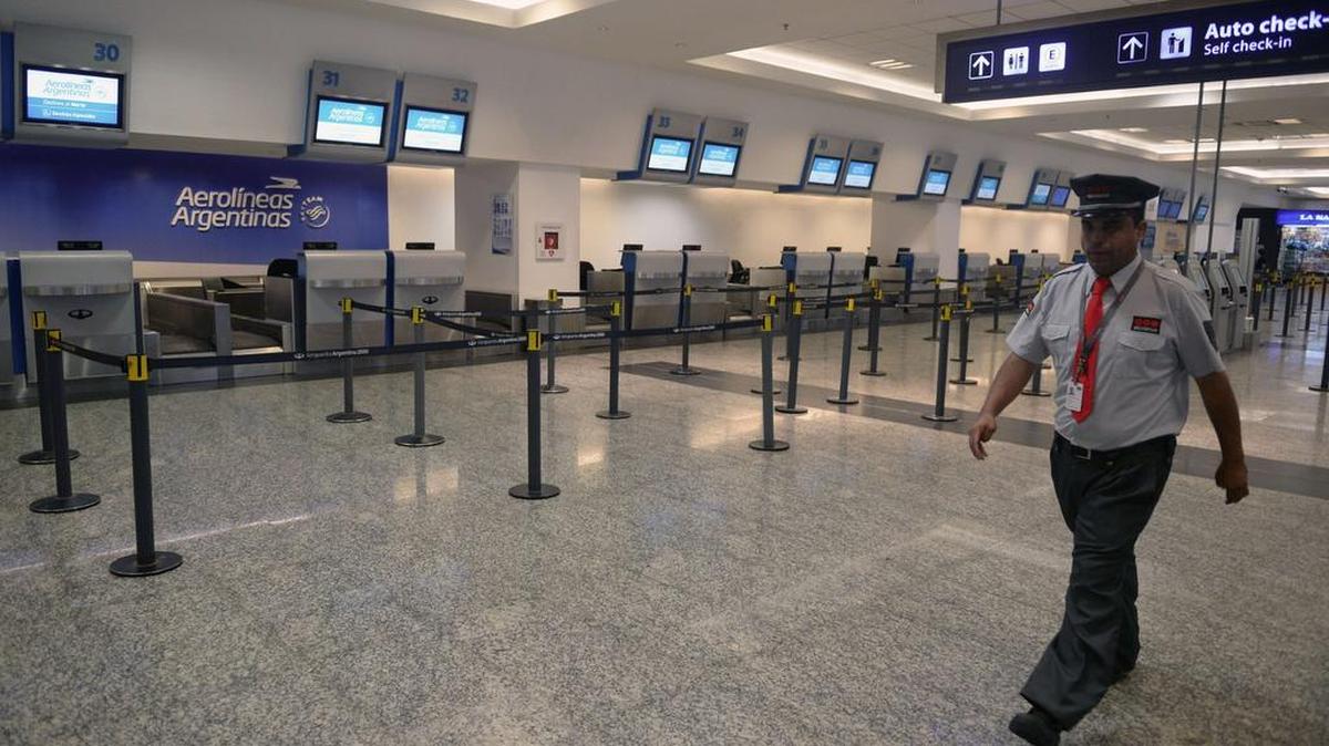 Foto de archivo del Aeropuerto Jorge Newbery, en Buenos Aires. Una amenaza de bomba en el aeropuerto de Tucumán, en el norte de Argentina, obligó la evacuación de pasajeros.