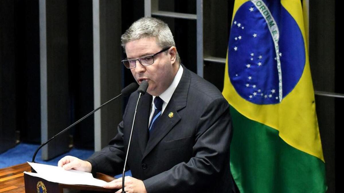 El senador Antonio Anastasia, instructor del juicio político contra la presidenta suspendida de Brasil, Dilma Rousseff, lee hoy, martes 9 de agosto de 2016, el informe en que recomienda avanzar hacia su destitución, en Brasilia.