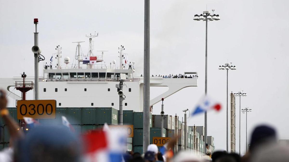 El buque Cosco Shipping Panamá realiza el tránsito inaugural por la esclusa de Agua Clara en el Canal de Panamá Ampliado el domingo 26 de junio de 2016, en Ciudad de Panamá (Panamá).