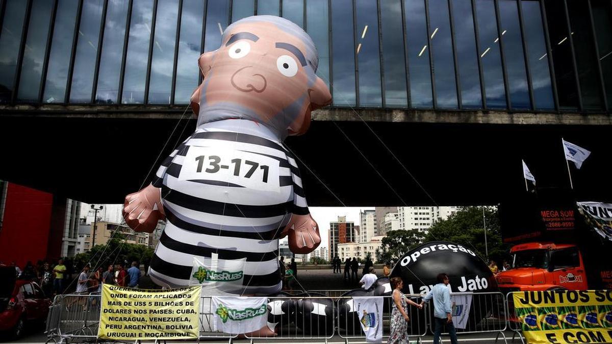 Manifestantes protestan contra el ex presidente brasileño Luiz Inácio Lula da Silva, el miércoles 24 de enero de 2018, en la avenida paulista en Sao Paulo, Brasil. Lula da Silva afronta el dictamen de tres férreos jueces de segunda instancia que decidirán si ratifican, modifican o anulan la condena a nueve años y medio de prisión que recibió por corrupción pasiva y lavado de dinero.