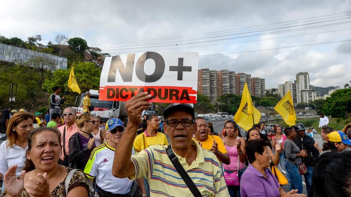Opositores venezolanos denuncian la decisión del Tribunal Supremo de asumir las funciones del Parlamento, el viernes en Caracas.