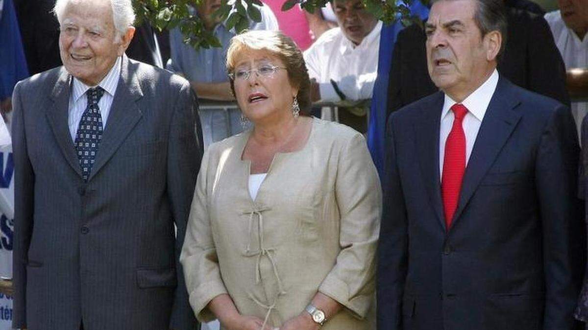 El ex presidente de Chile Patricio Aylwin (izq.), el ex mandatario chileno Eduardo Frei (der.), y la presidenta Michelle Bachelet, asisten a la conmemoración de los 32 años de la muerte del ex gobernante de Chile, Eduardo Frei Montalva, en el 2014.