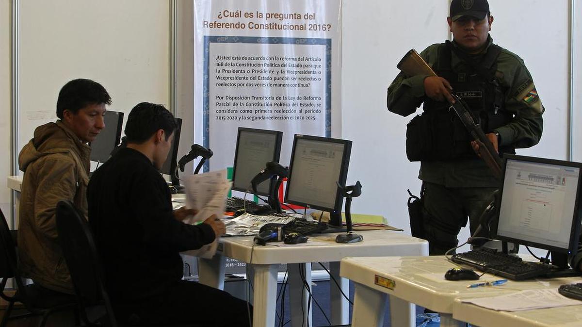Trabajadores del Tribunal Supremo Electoral (TSE), realizan el cómputo de las actas hoy, martes 23 de febrero de 2016, en el campo Ferial Chuquiago Marka de La Paz (Bolivia) luego de las votaciones.