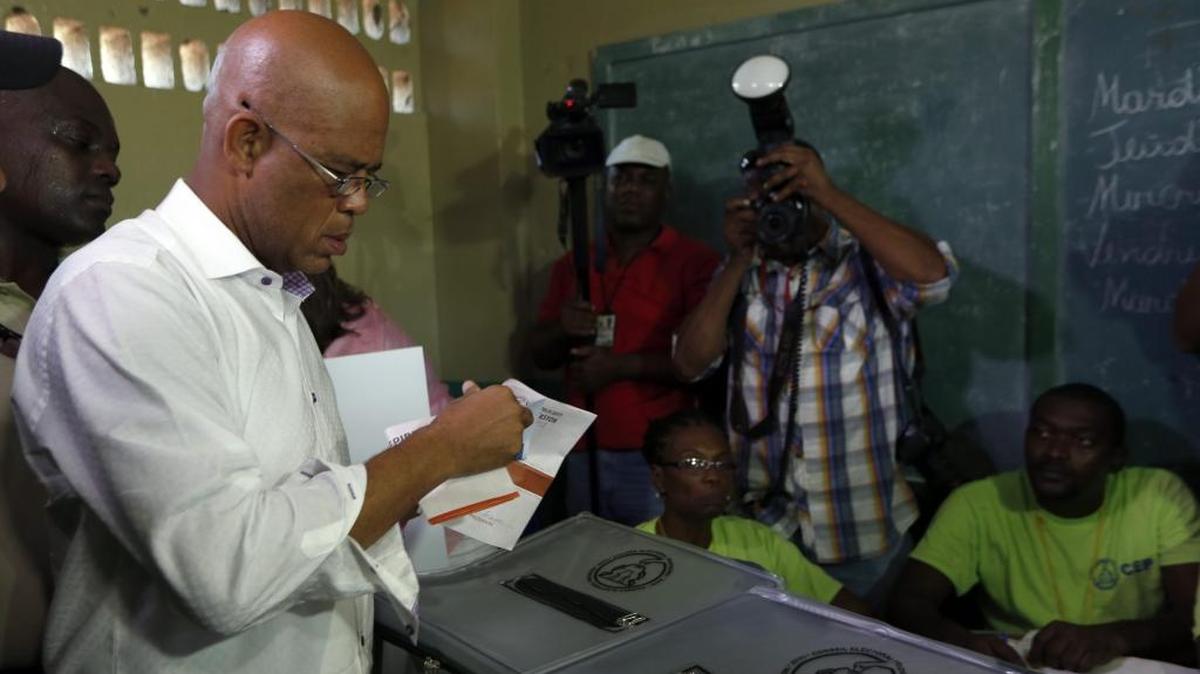 El presidente de Haití, Michel Martelly, acude al Liceo Nacional de Petion Ville a participar del proceso electoral el domingo en Puerto Príncipe.