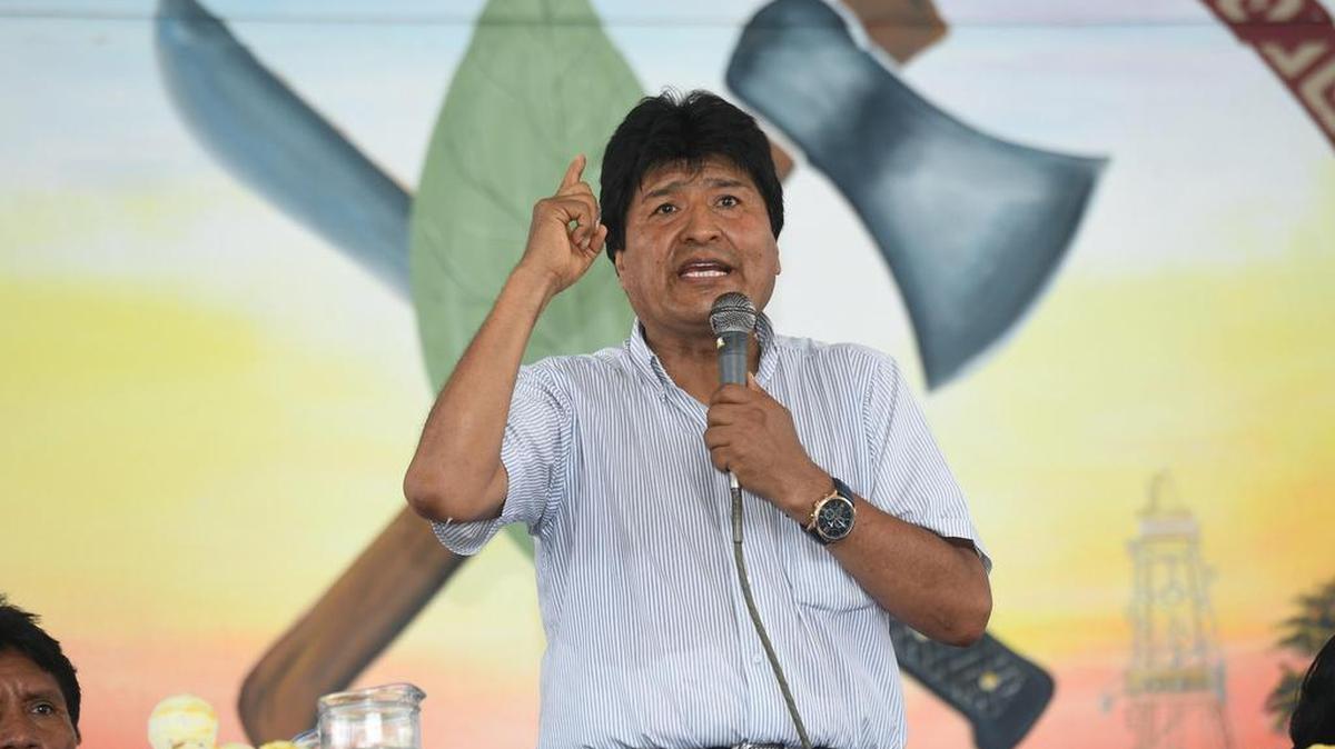 Fotografía cedida por la Agencia Boliviana de Información (ABI) del presidente de Bolivia, Evo Morales, hablando ante sus bases cocaleras que, tras la muerte anoche del líder cubano Fidel Castro y en 2013 del venezolano Hugo Chávez, seguirá luchando "con más fuerza" contra el "imperio norteamericano".