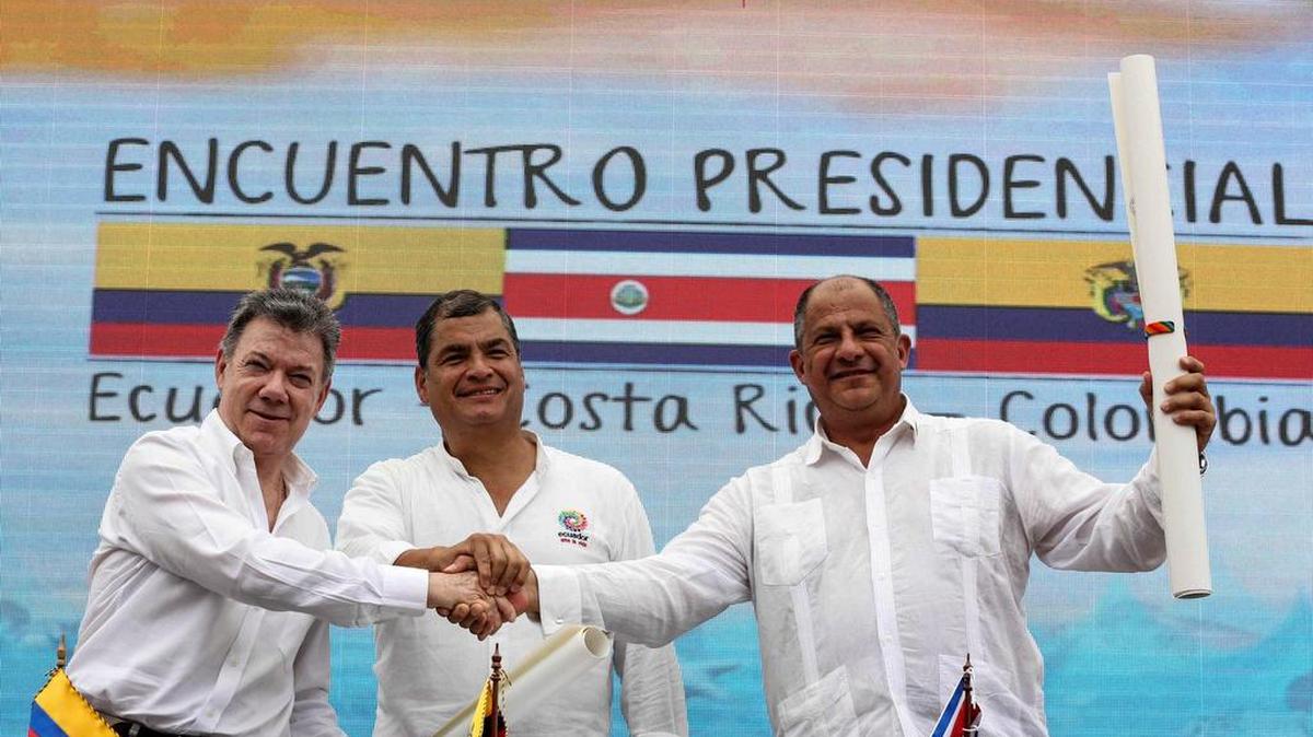 El presidente ecuatoriano, Rafael Correa (cen.) posa con sus homólogos de Colombia, Juan Manuel Santos (izq.) y Costa Rica, Guillermo Solís, durante una ceremonia en Ecuador.