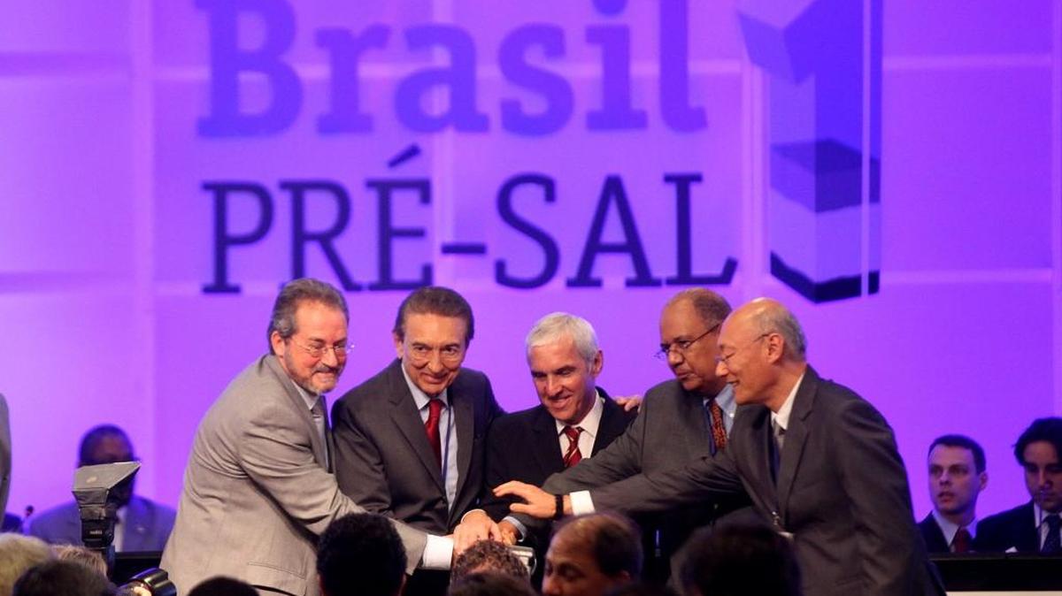 El ex ministro de Minas y Energía, Edison Lobao (2 izq.), y miembros de las petroleras China National Corporation (CNPC), China National Offshore Oil Corporation (CNOOC), la francesa Total y la anglo-holandesa Shell, en el 2013.