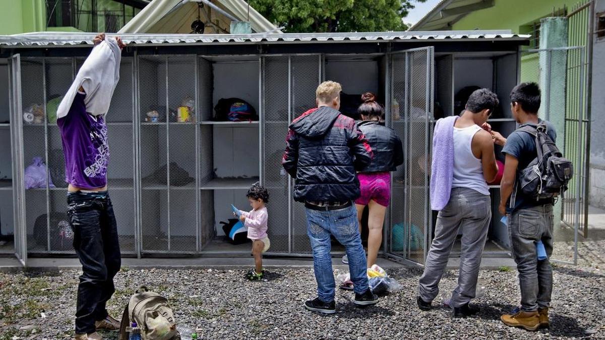 Varios deportados usan los casilleros después de arribar al centro El Edén, en San Pedro de Sula, Honduras, en agosto del año pasado. En ese lugar reciben a los inmigrantes interceptados en México en vía a EEUU.