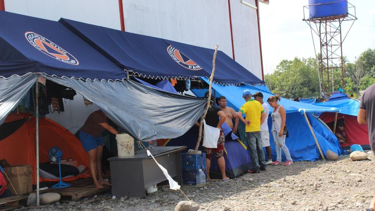 Migrantes cubanos varados en Paso Canoas, frontera de Panamá con Costa Rica, hablan junto a autoridades este domingo 10 de abril de 2016. 
