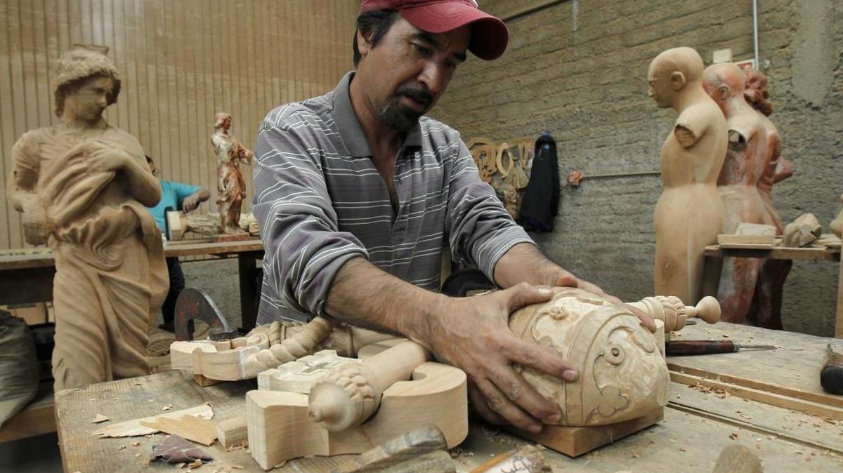 Un carpintero trabaja en la elaboración de los muebles y accesorios que el papa Francisco utilizará en su próxima visita a México. Entre estas piezas únicas, talladas a mano en madera de cedro, se encuentran dos esculturas, el escudo oficial del Vaticano, tres sillones y un atril de lectura.