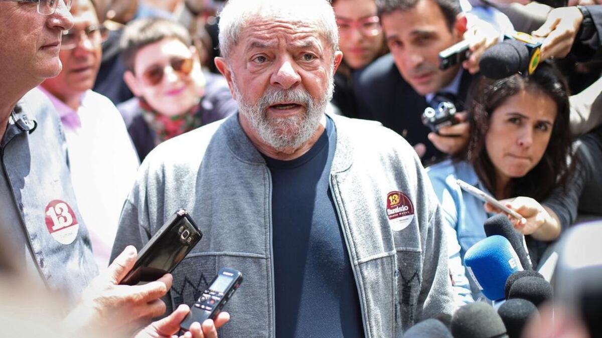 Fotografía del 2 de octubre de 2016 del ex presidente de Brasil Luis Inácio Lula da Silva (c) ofrece declaraciones luego de votar, en Sao Paulo, Brasil.