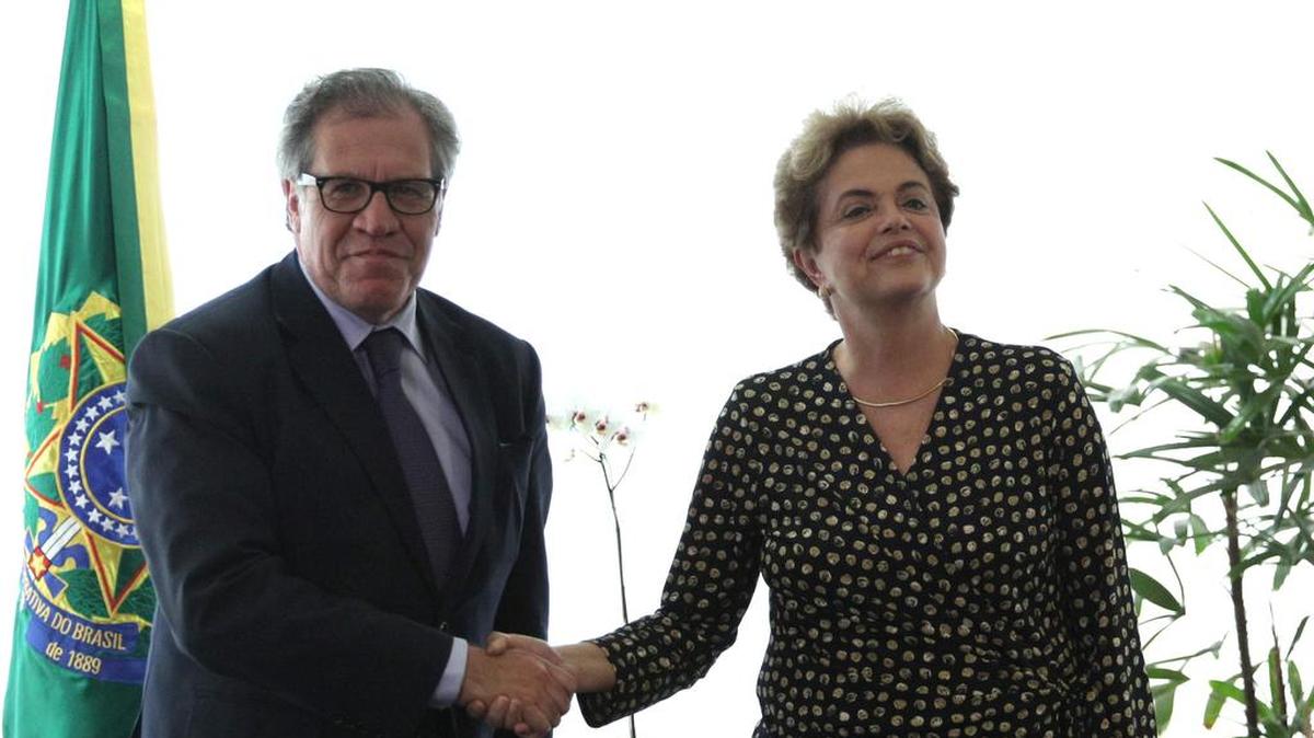 La presidenta de Brasil Dilma Roussef posa el martes con el secretario general de la Organizacion de los Estados Americanos (OEA) Luis Almagro en el Palacio del Planalto, en Brasilia.