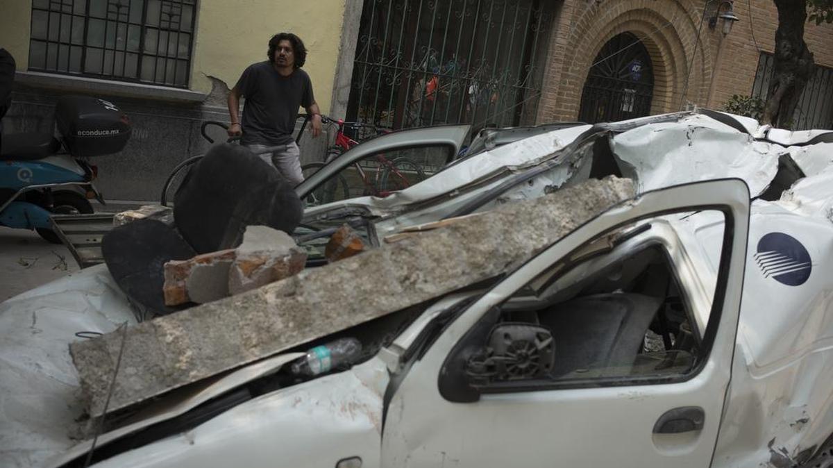 Un vehículo destruido por escombros de un edificio derrumbado después de un terremoto en la Ciudad de México el 19 de septiembre de 2017.