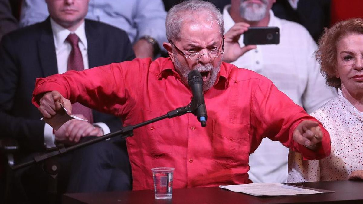 El ex presidente brasileño Luiz Inácio Lula da Silva (c) participa del lanzamiento de la campaña en defensa de la democracia y el Estado de Derecho en Sao Paulo (Brasil) el jueves 10 de noviembre de 2016.