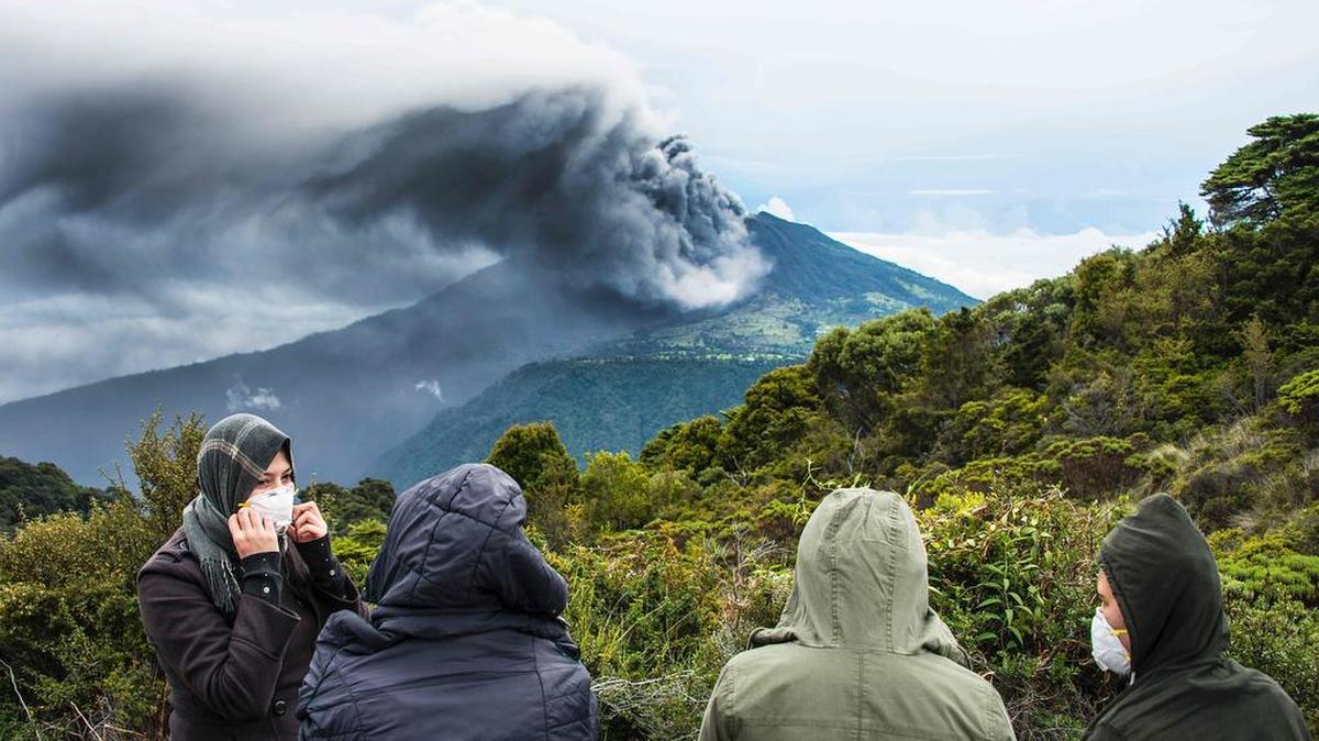 Personas observan el volcán Turrialba mientras lanza cenizas el 20 de mayo de 2016, en Cartago, Costa Rica.
