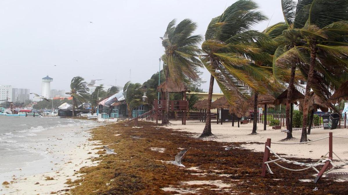 Fotografía de una playa con fuertes vientos debido a la influencia de la tormenta tropical Franklin el martes 8 de agosto de 2017, en Cancún, Quintana Roo (México).