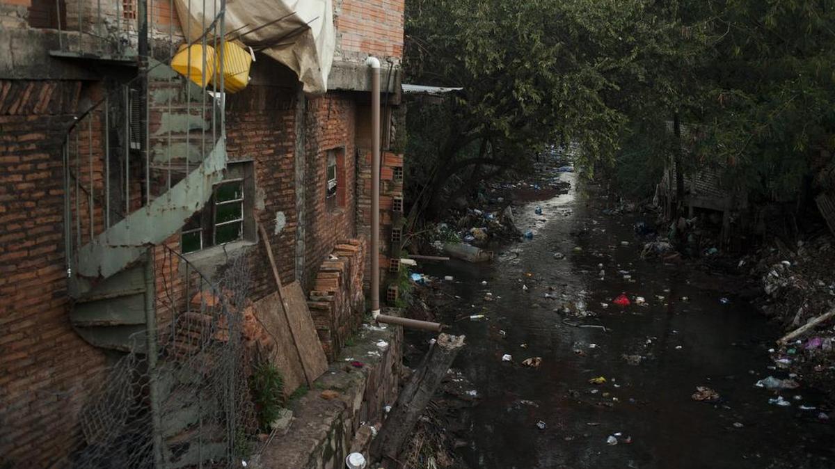 
Restos de muebles abandonados y paredes afectadas por las inundaciones del barrio de la Chacarita
