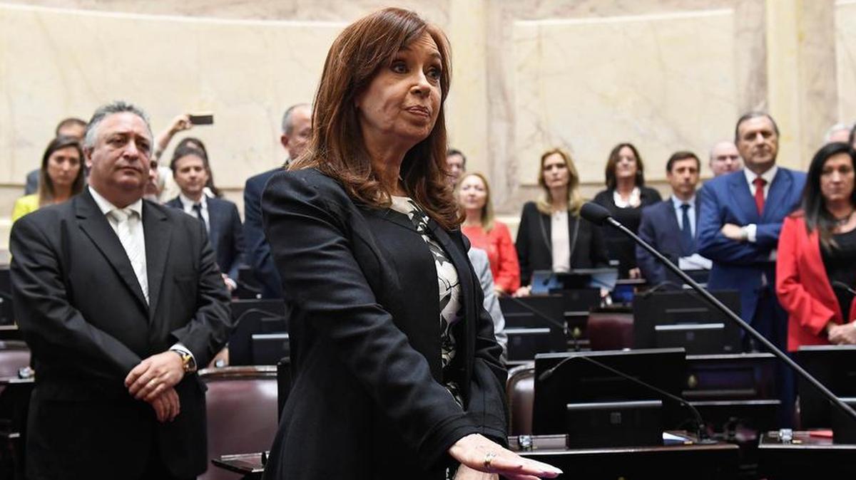 La ex presidenta de Argentina, Cristina Fernández de Kirchner (2007-2015), jura su cargo como senadora nacional, en la sesión especial en la que también lo hacen los otros 23 senadores que resultaron electos en las elecciones legislativas del pasado octubre, en Buenos Aires. .