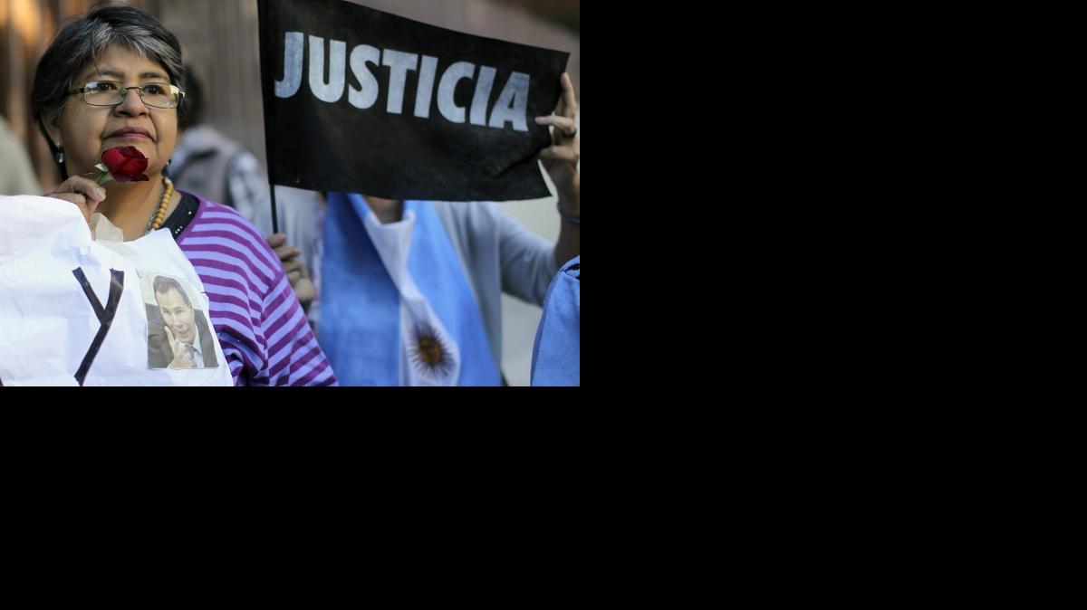 
 Un grupo de personas se concentran, el 29 de enero de 2015, en las afueras del lugar donde se realizó el velorio por el fiscal Alberto Nisman en Buenos Aires. El fiscal será enterrado hoy en un cementerio judío a las afueras de la capital argentina en una ceremonia privada. EFE/David Fernández

