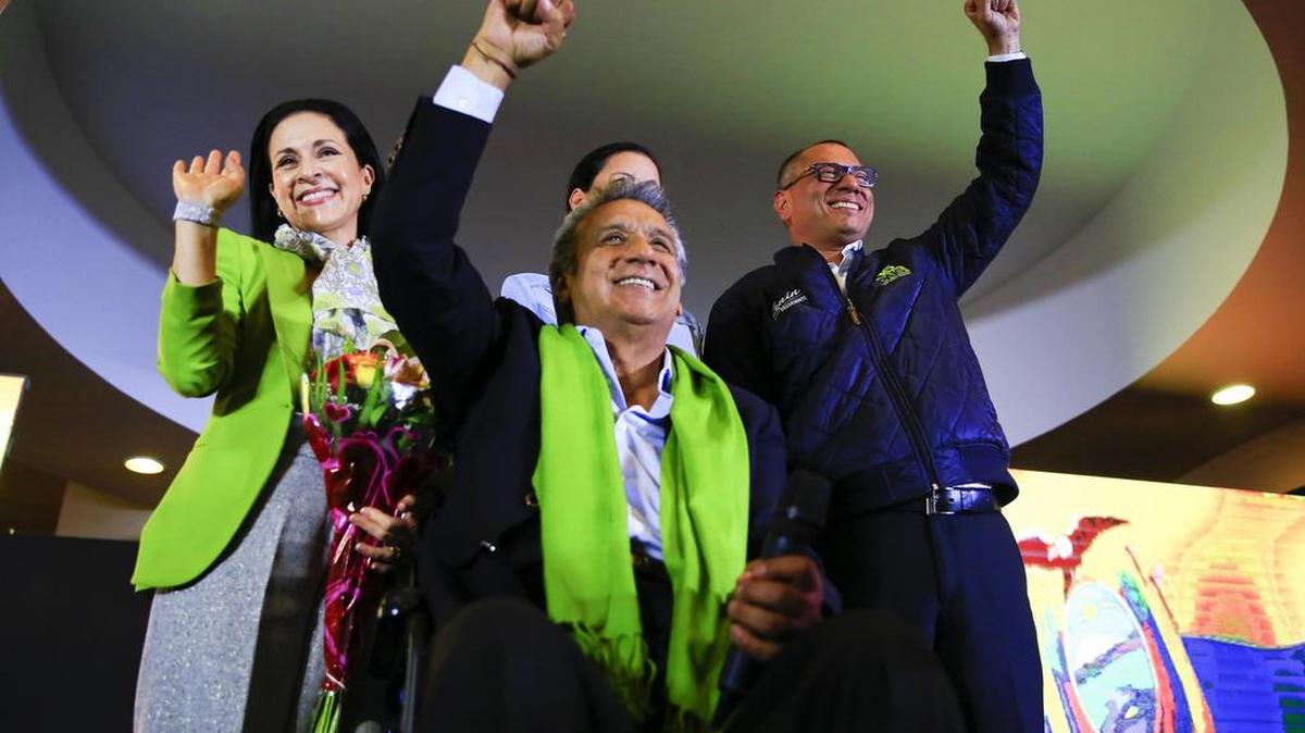 El candidato oficialista, Lenín Moreno (c), celebra junto a su esposa Rocio Gonzalez (i) y al vicepresidente ecuatoriano Jorge Glas (d) el domingo 2 de abril de 2017, durante las últimas horas de las elecciones presidenciales en segunda vuelta, previo a conocer los resultados oficiales, en Quito (Ecuador).