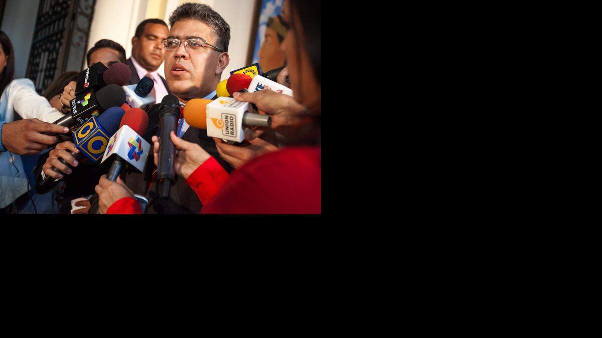 
El ministro de Comunas de Venezuela, Elías Jaua, relató que el hecho se produjo mientras cumplía en Brasil una actividad oficial junto a integrantes de su grupo de apoyo ministerial, el cual incluye a su cónyuge.
