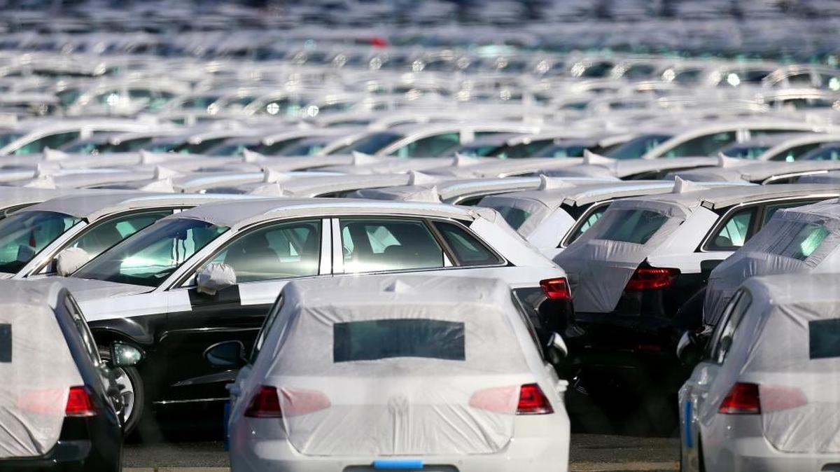 
Automóbiles en un estacionamiento de la empresa alemana olkswagen en Villers-Cotterets. 
